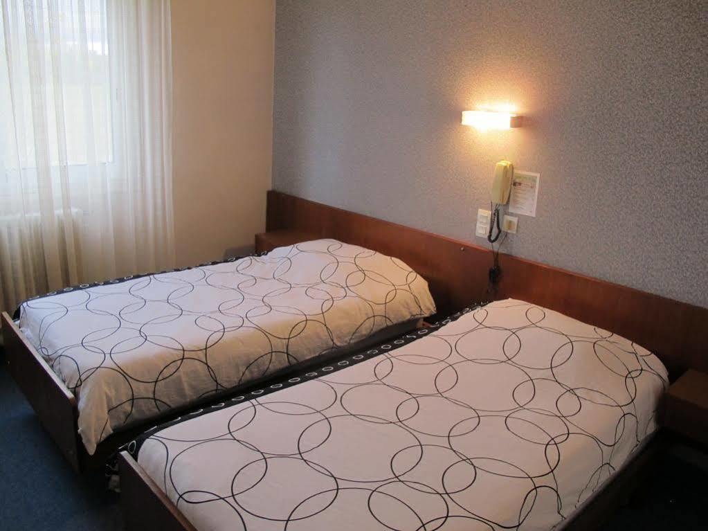 Hostellerie Du Parc Labarthe-Inard エクステリア 写真